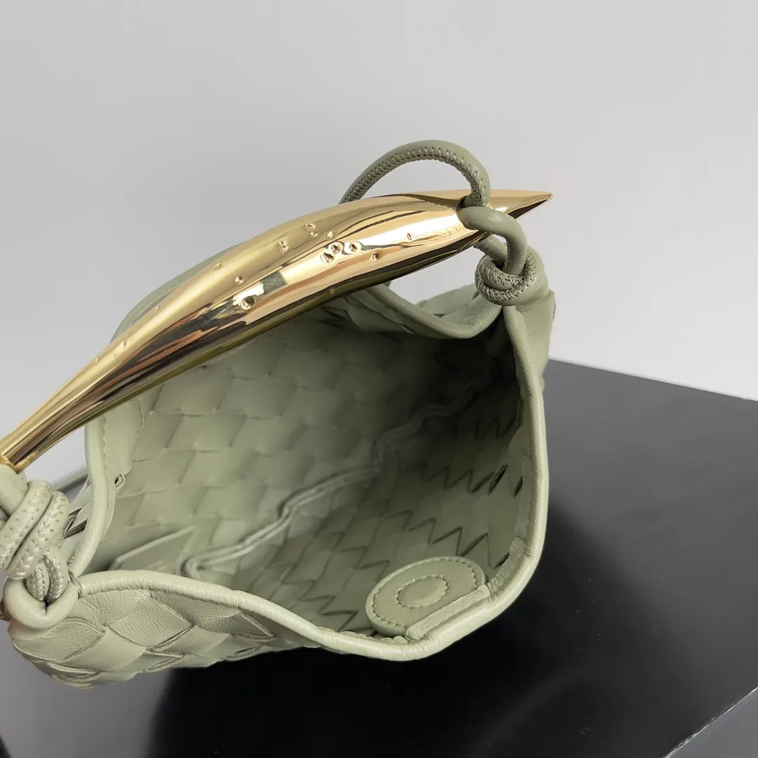 Batch of 1260 BV Mini Sardine is coming‼ ️Super high-end, stainless steel hardware + 24k real gold plating process, fish scales (concave and convex positions) are the finishing touch, the sardine bag that can be carried cross-body is completely beautiful to the heart. The metal element handle and the weaving are perfectly combined to completely integrate the artistic sense and elegance and fashion. It is really like a work of art🏺The large size is elegant, the small size is exquisite and cute, a must-have item for fashionistas, and the details are perfectly reproduced. Style number: 744267 Size 20*12*2.5